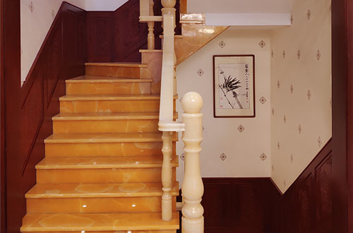 大安中式别墅室内汉白玉石楼梯的定制安装装饰效果